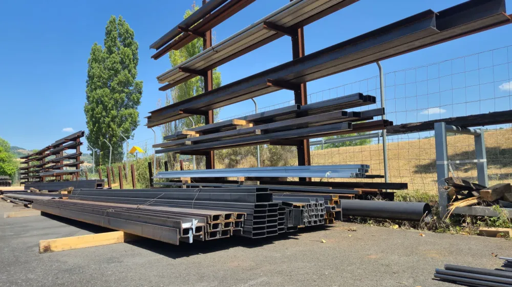 stockage extérieur de profilés métalliques